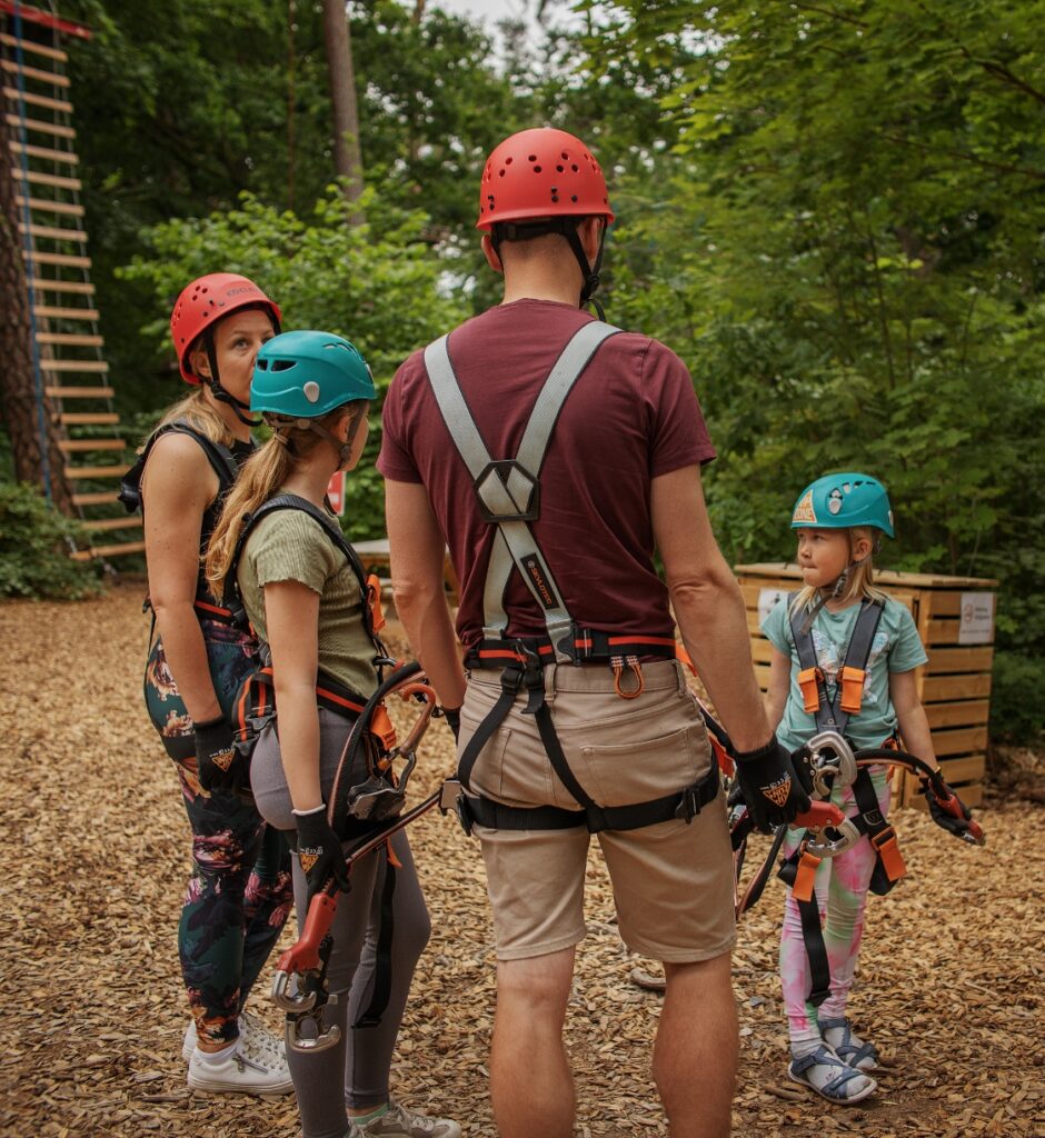 Klättra i höghöjdsbana tillsammans med familjen